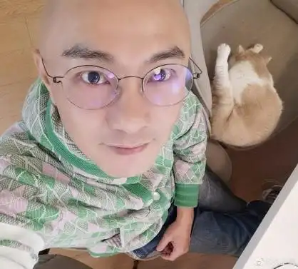 张卫健晒自拍为自己庆生笑眼盈盈精神佳