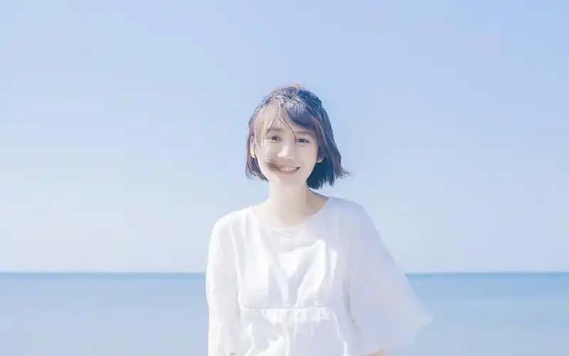 短发小清新美女海边写真桌面壁纸