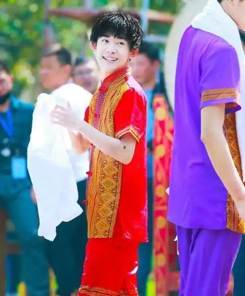易烊千玺穿上民族服装真好看鼻梁好像受伤了