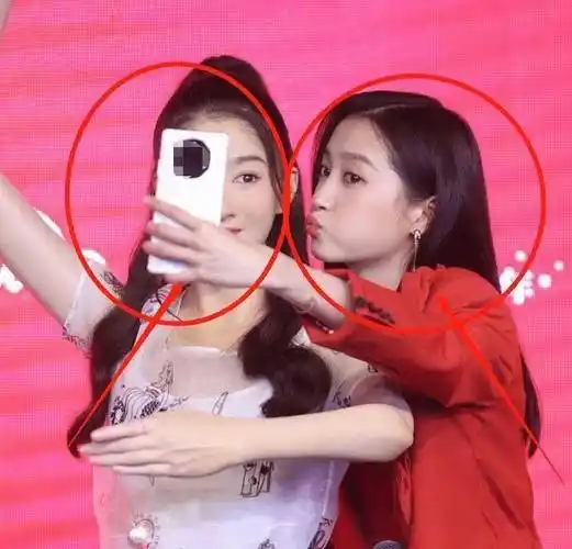 关晓彤看到自己的蜡像 笑到扶门站不住_女明星_鹿晗_朋友