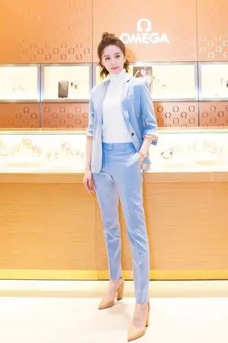 31岁刘诗诗出席欧米茄活动裙装优雅裤装干练美得让人哑口无言