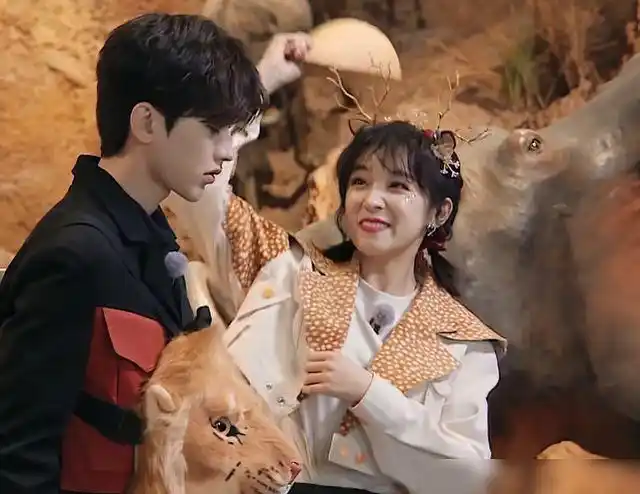 蔡徐坤喊妹妹后宋雨琦一脸娇羞谁注意baby的表情磕到了