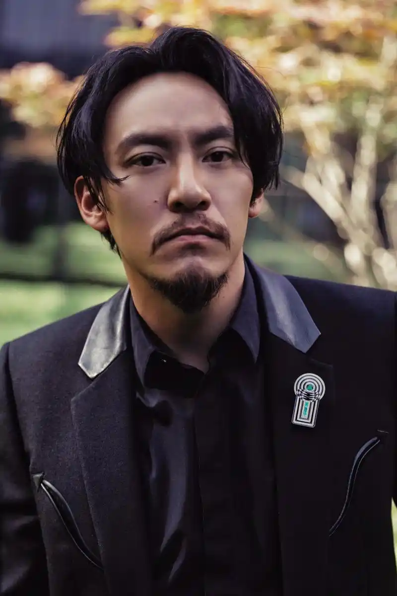 张震惊艳亮相活动沉着儒雅尽显贵族气质