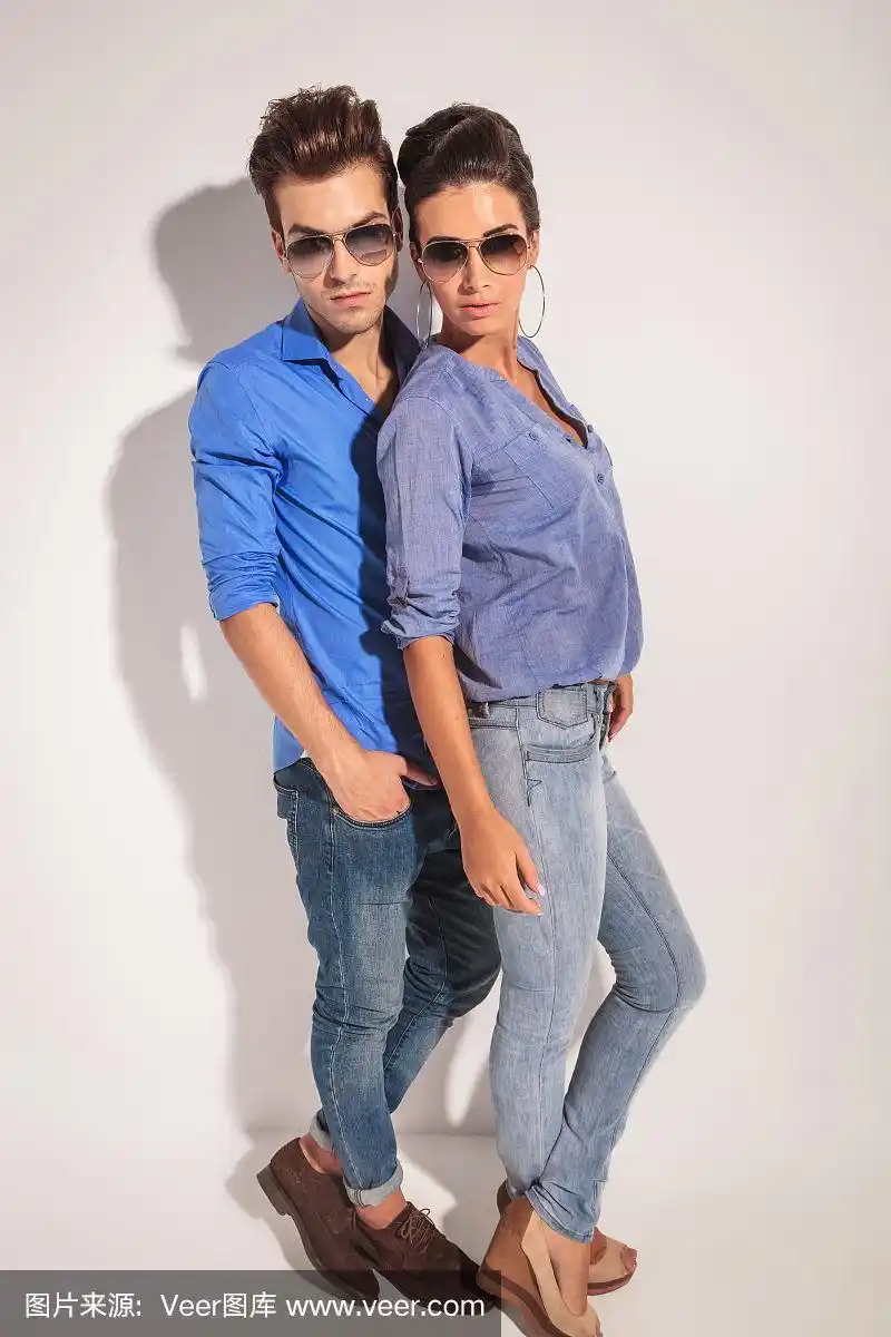 一个随意的情侣摆姿势的全身照片