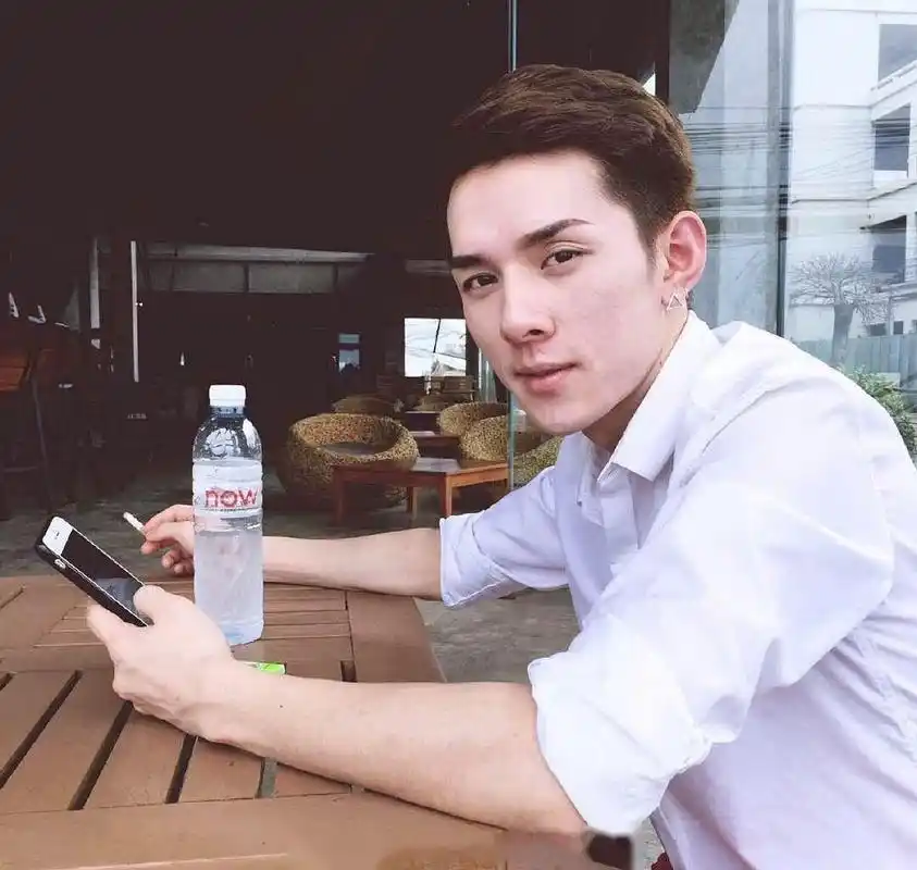 大胆发一波李佳琦旧照,以前的照片好像姐妹啊