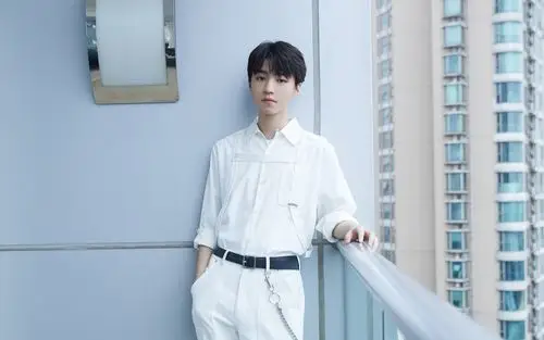 王俊凯白衫清爽帅气桌面壁纸