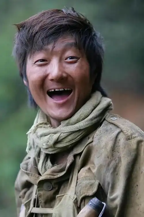 45岁王大治近况显落魄,头发凌乱坐酒吧傻笑,满脸胡茬挺身材走形|董洁