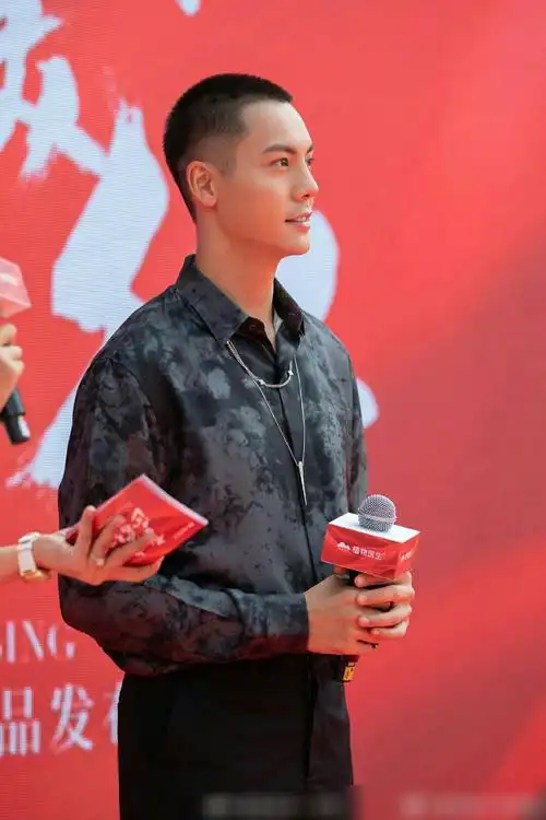 陈伟霆在橙红年代里的角色就挺硬汉的尤其是现在剃了寸头