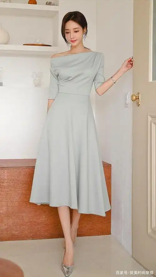 孙允珠时尚穿搭:玲珑青竹萱草陶釉花瓶连衣裙,目若秋波