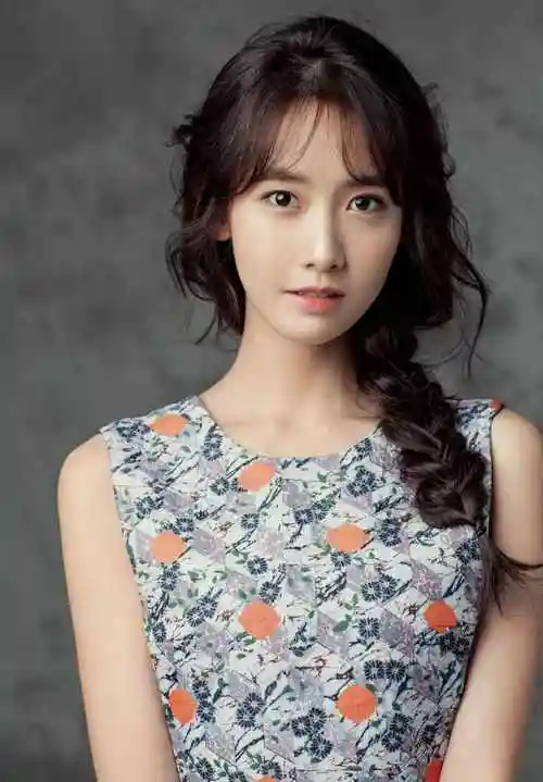 高发际线女孩告别高马尾吧,小心暴露缺点,4款发型让你更有气质