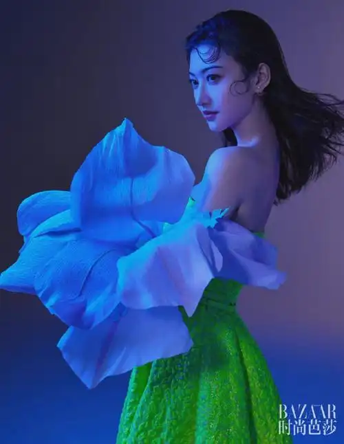 上游时尚景甜minibazaar七月刊浪漫演绎夏日繁花