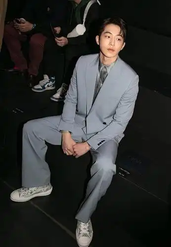 南柱赫不仅西装,连衬衫也用相同的灰色搭配,隐隐发光的男神