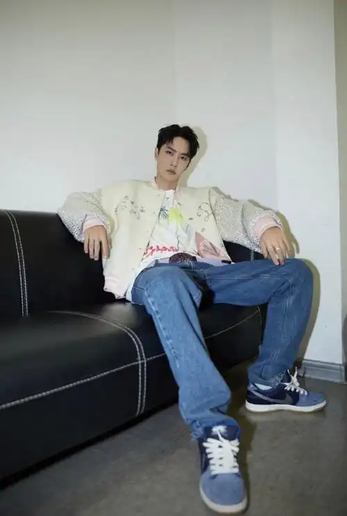 超a的大佬坐姿哇不得不说我哥哥这气势真足@uniq-王一博#王一博