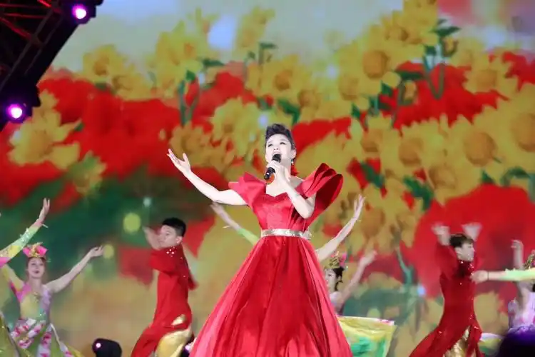 中国人民解放军空军政治部文工团独唱演员,民族青年歌唱家,国家一级