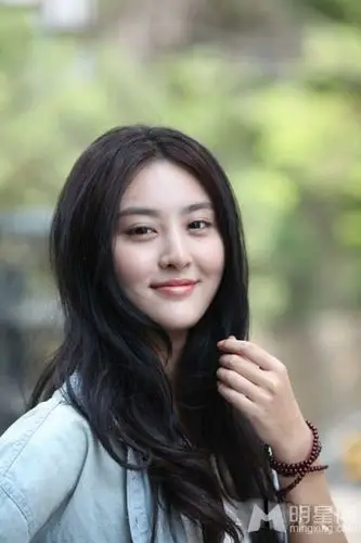 演员甘露签约拾捌文化 相信能给观众带来新鲜感