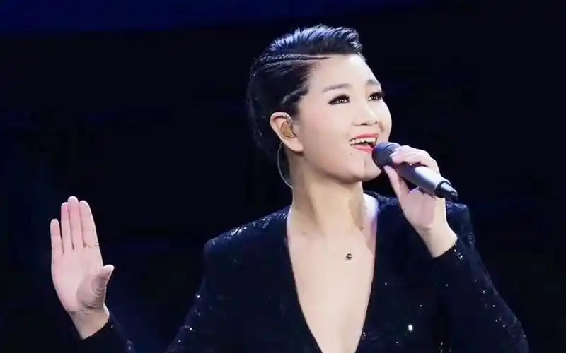 降央卓玛一首《马儿啊你慢些走》好听到炸,祝母亲节快乐,天籁之音让人