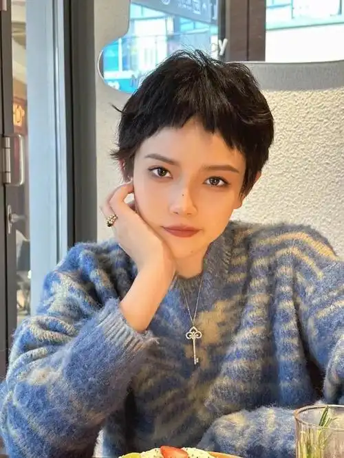 今夏热门发型,狗啃锯齿刘海短发,引领个性时尚新潮流|脸型|身材比例