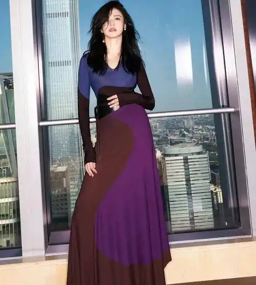 姚晨生日月解锁红秀grazia封面,眼角贴钻造型尽显妩媚_长裙_氛围