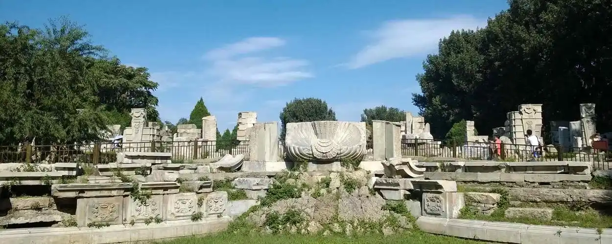 西郊,与颐和园毗邻,由圆明园,长春园和绮春园组成,所以也叫圆明三园