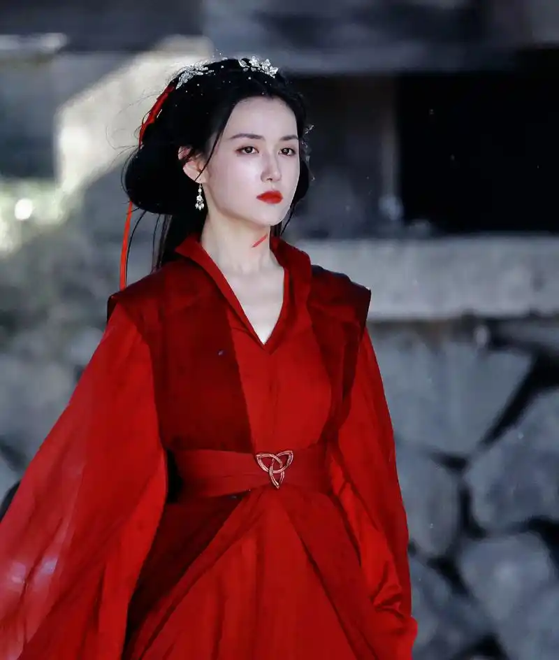 蒋依依在综艺《一拍即合的我们》里面的红衣古装扮相太美了,她好适合