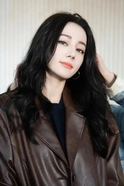 迪丽热巴新剧开机晒美照嘟嘴卖萌甜如美少女