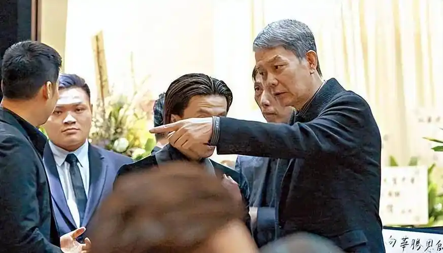 向家两代龙头齐聚,向华强却没来_宴会_江湖_香港