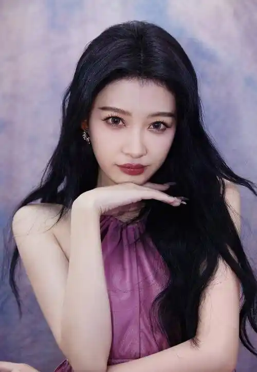 孙怡美貌吸睛,清新甜美气质成焦点,网友直呼"女神降临"_时尚_连衣裙