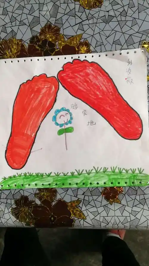 《快乐小脚丫》通过学习活动孩子们知道了脚的特性及用途,在绘画的