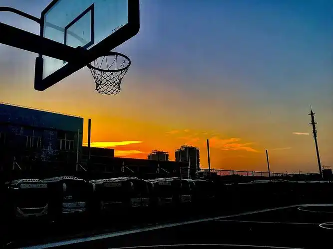 落日余晖下球场下有你