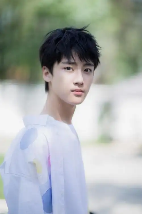 了解后才得知,这位今年刚满15岁的男孩儿其实已经出演过很多部作品了