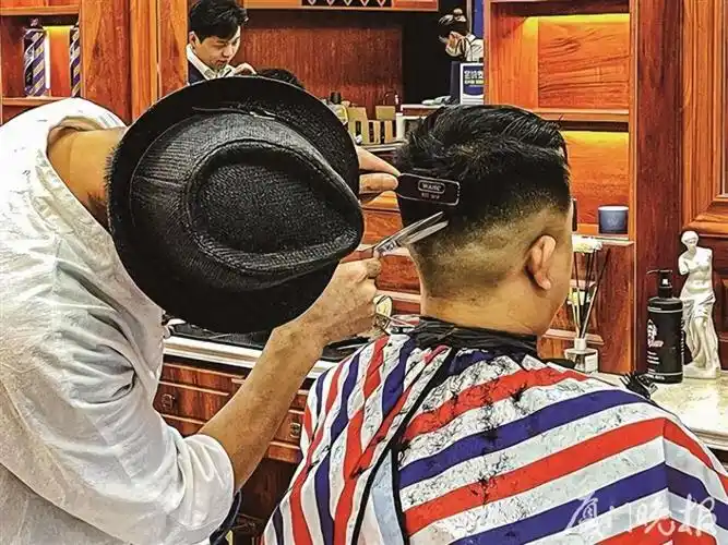 理发剃须修面……男士定制理发服务在厦渐受青睐