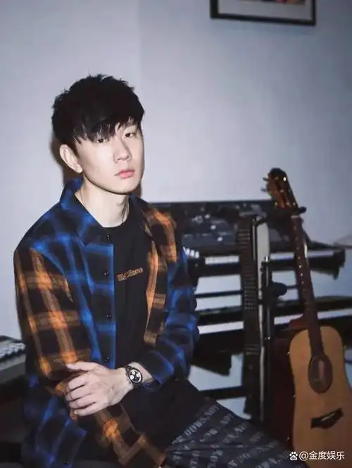 林俊杰演唱会上单手接花惊艳全场,网友:这是什么神仙反应速度