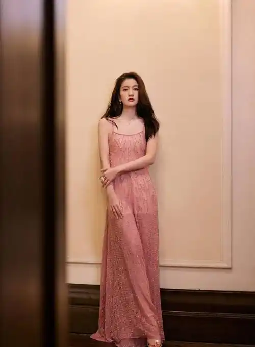 张雪迎粉色礼服亮相_目光_娱乐_图片