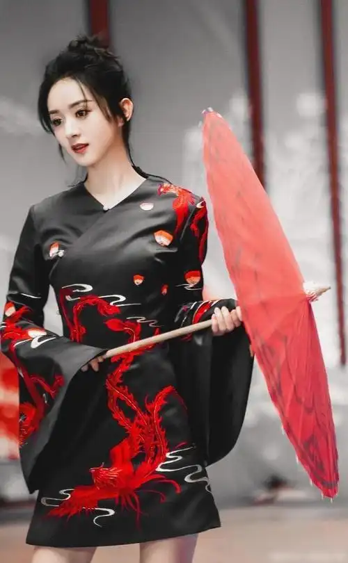 赵丽颖国风造型手拿纸伞搭配丸子头超甜