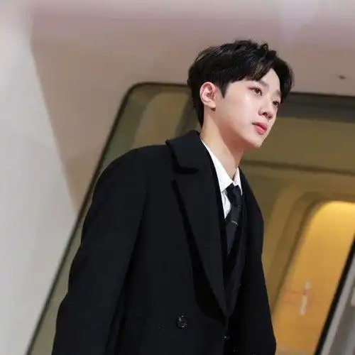 赖冠霖街边抽烟吐痰