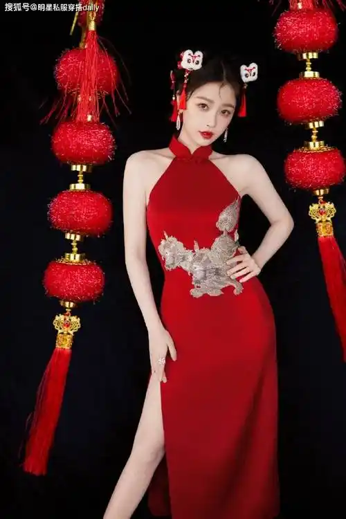红色挂脖旗袍大秀曲线身材,既!