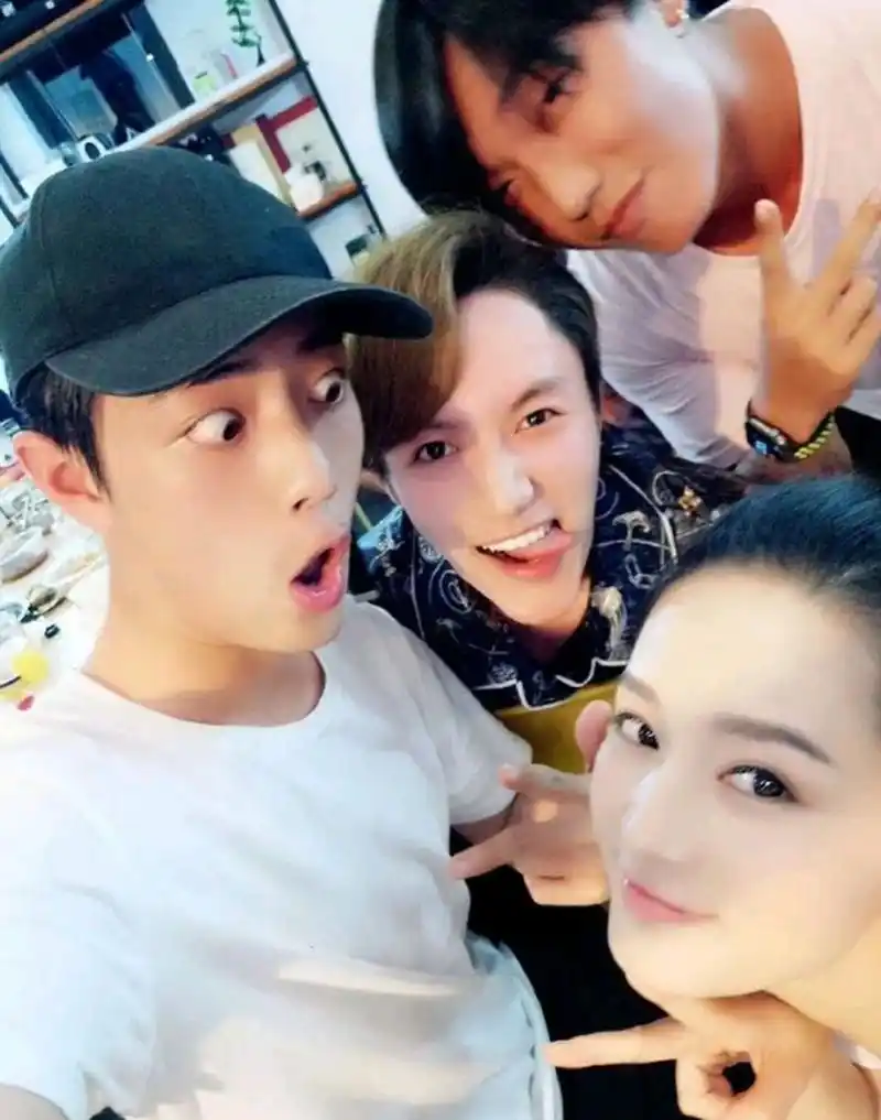 肖战李沁这些年的合照,两位好朋友要一直一起走花路呀