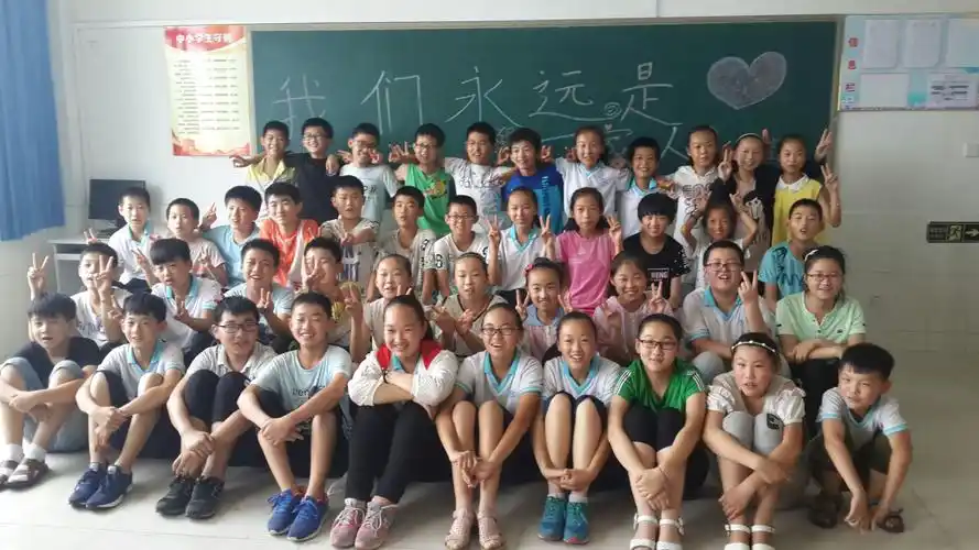 教室里,最后一次老师与学生合影