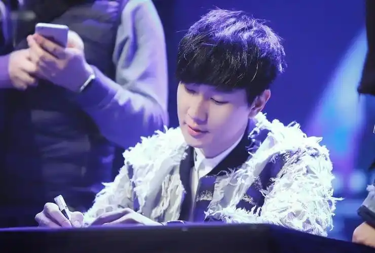 林俊杰还是中学生时曾被一个名叫"xu cui fen"的女孩追求;女孩每天给