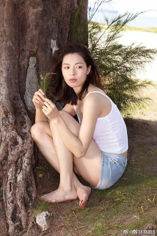 综合一下,关晓彤因为身高的关系,腿是比钟楚曦占一点点优势的.