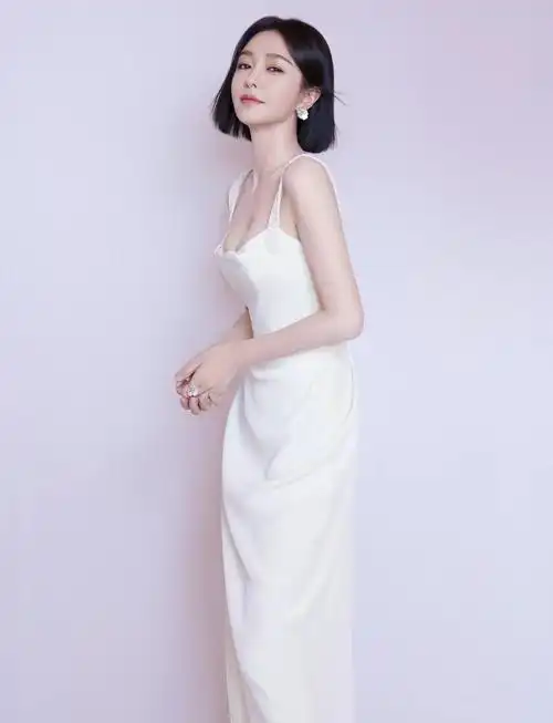 秦岚穿白色吊带抹胸裙,风情妩媚,美艳动人!