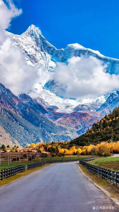 南迦巴瓦峰,曾在《中国国家地理》中被评为中国最美十大山峰第一名