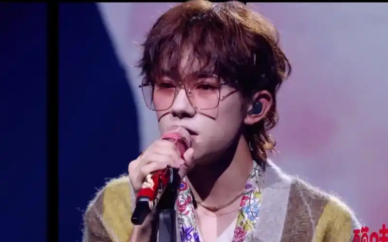 裸眼3d易烊千玺粉雾海