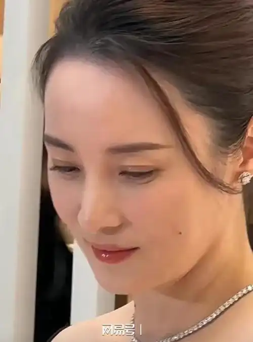 "47岁蒋勤勤"出席活动, 生图下皮肤白皙颜值养眼, 身材超抢镜!|女演员