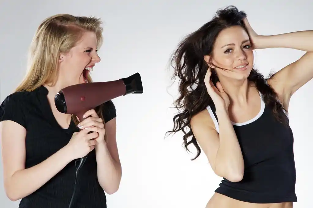 女孩吹干头发的女朋友