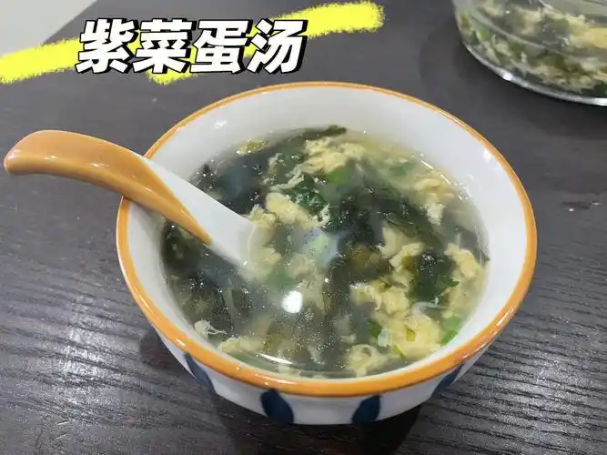 娃很捧场,喝了一碗汤1,紫菜一撮,加水泡发2,准备两个鸡蛋液,虾皮,葱末