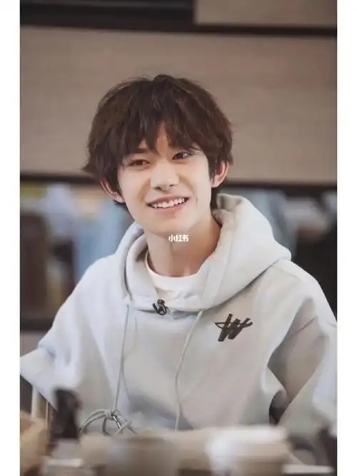 易烊千玺梨涡笑  梨涡旋在你的脸上我想啊想