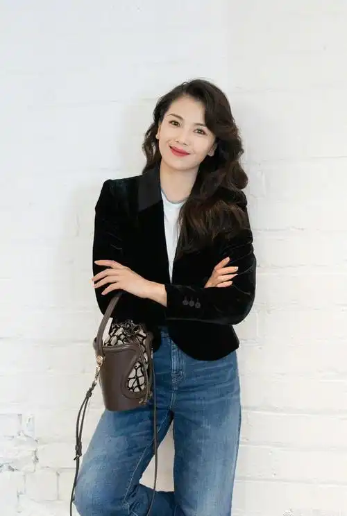 刘涛,换了"大波浪"新发型,身穿黑色西装,太靓了