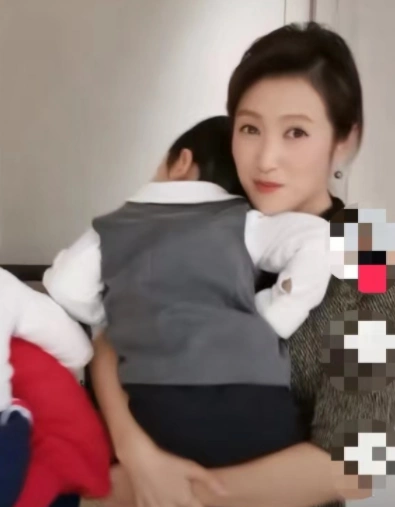 央视主持人刚强与老婆太甜蜜聚会中搂腰牵手女方二婚终获幸福