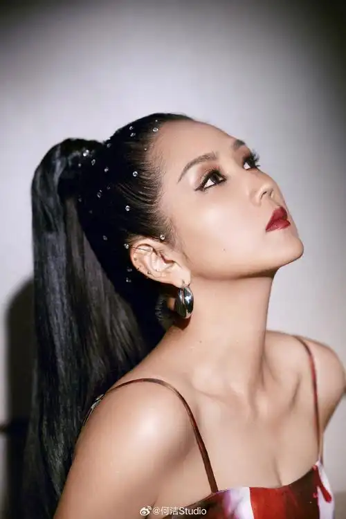 37岁何洁近照瘦了一大圈穿吊带裙妩媚性感天鹅颈锁骨窝超养眼